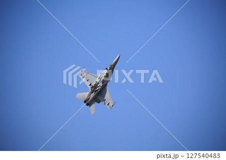 アクロバット飛行する　戦闘機　ホーネット 127540483