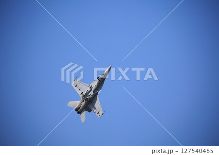 アクロバット飛行する　戦闘機　ホーネット 127540485
