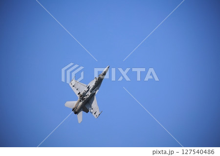アクロバット飛行する　戦闘機　ホーネット 127540486