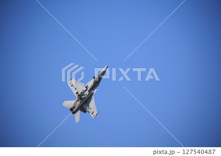 アクロバット飛行する 戦闘機 ホーネット アクロバット飛行する 戦闘機 ホーネット 127540487