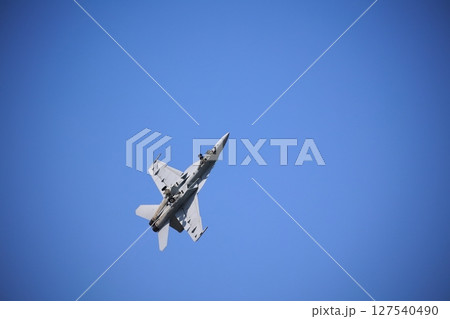 アクロバット飛行する　戦闘機　ホーネット 127540490