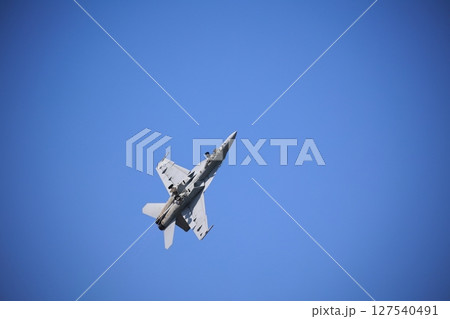 アクロバット飛行する 戦闘機 ホーネット アクロバット飛行する 戦闘機 ホーネット 127540491