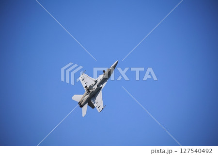 アクロバット飛行する　戦闘機　ホーネット 127540492