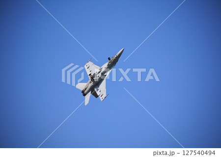 アクロバット飛行する　戦闘機　ホーネット 127540494