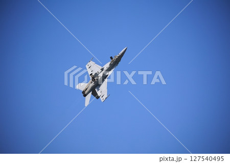 アクロバット飛行する　戦闘機　ホーネット 127540495