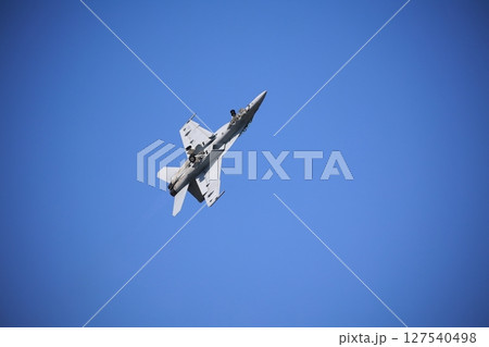 アクロバット飛行する 戦闘機 ホーネット アクロバット飛行する 戦闘機 ホーネット 127540498