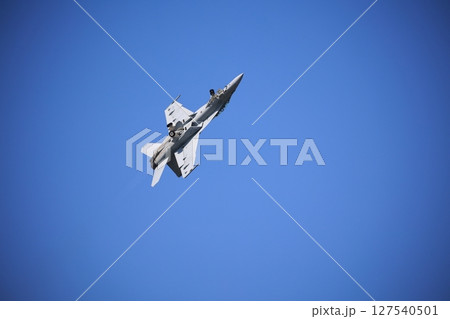 アクロバット飛行する　戦闘機　ホーネット 127540501