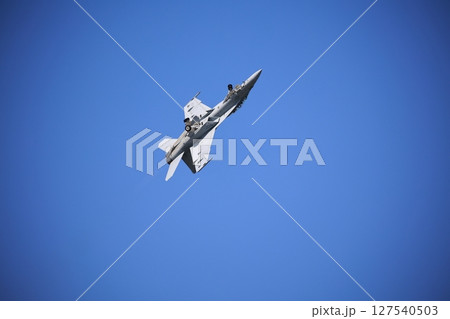 アクロバット飛行する 戦闘機 ホーネット アクロバット飛行する 戦闘機 ホーネット 127540503