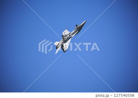 アクロバット飛行する 戦闘機 ホーネット アクロバット飛行する 戦闘機 ホーネット 127540506