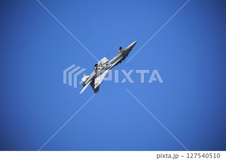 アクロバット飛行する 戦闘機 ホーネット アクロバット飛行する 戦闘機 ホーネット 127540510