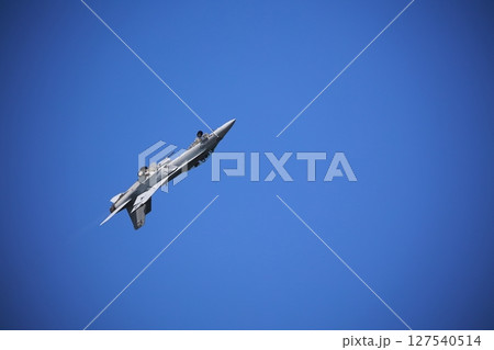 アクロバット飛行する 戦闘機 ホーネット アクロバット飛行する 戦闘機 ホーネット 127540514
