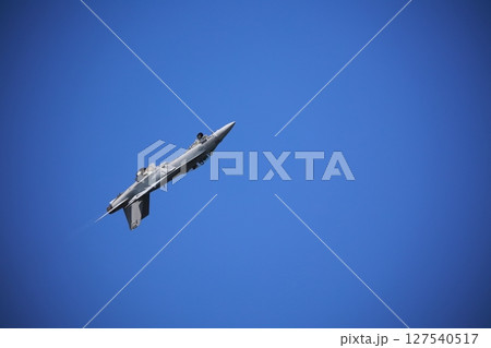 アクロバット飛行する　戦闘機　ホーネット 127540517