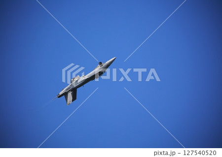 アクロバット飛行する 戦闘機 ホーネット アクロバット飛行する 戦闘機 ホーネット 127540520