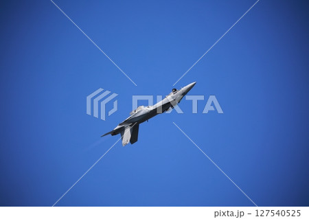 アクロバット飛行する　戦闘機　ホーネット 127540525