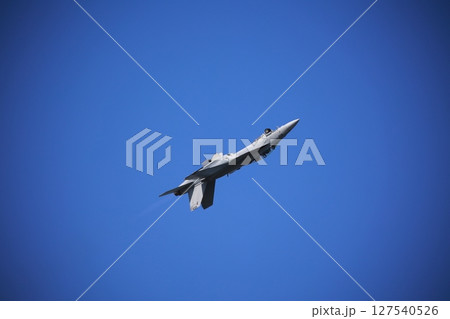 アクロバット飛行する 戦闘機 ホーネット アクロバット飛行する 戦闘機 ホーネット 127540526