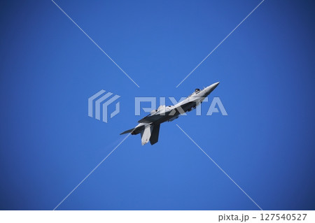 アクロバット飛行する 戦闘機 ホーネット アクロバット飛行する 戦闘機 ホーネット 127540527