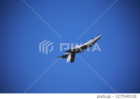 アクロバット飛行する 戦闘機 ホーネット アクロバット飛行する 戦闘機 ホーネット 127540528