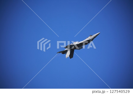 アクロバット飛行する 戦闘機 ホーネット アクロバット飛行する 戦闘機 ホーネット 127540529