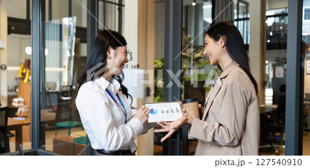 Business woman talking and brainstorming, discussion with colleague about strategy 127540910