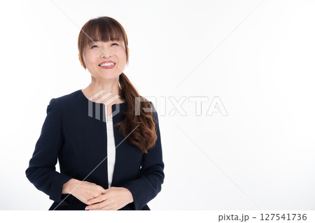 スーツを着たミドル女性 スーツを着たミドル女性 127541736