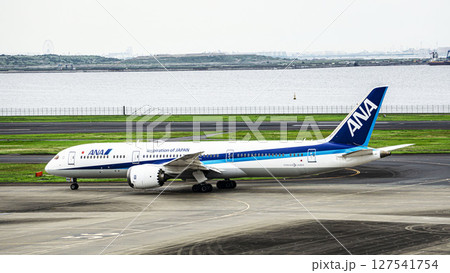 ANA 滑走路へ向かう 127541754