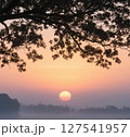 日の出の神秘的な風景 127541957