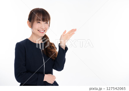 案内をするスーツを着たミドル女性 案内をするスーツを着たミドル女性 127542065