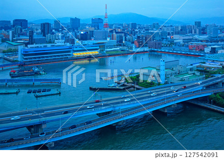 博多ポートタワーより夕暮れのボートレース福岡方面を望む 127542091