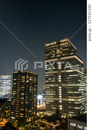 都市の夜景 高層ビル イメージ 東京都千代田区 都市の夜景 高層ビル イメージ 東京都千代田区 127542100