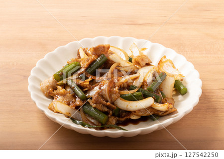 豚肉とにんにくの芽と玉葱炒め 127542250