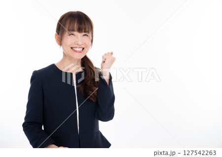 ガッツポーズをするスーツのミドル女性 ガッツポーズをするスーツのミドル女性 127542263