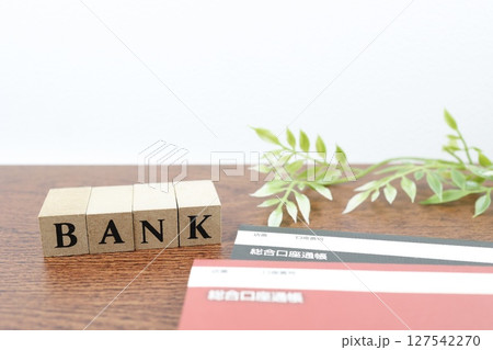 銀行と通帳のイメージ BANKの積み木と通帳の構成素材 銀行と通帳のイメージ BANKの積み木と通帳の構成素材 127542270