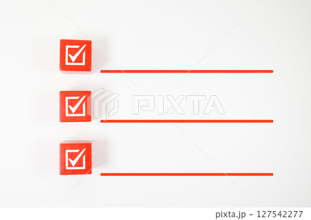 チェックリストと3つの項目　タスク管理やビジネス目標に使えるシンプル構成のイメージ素材 127542277