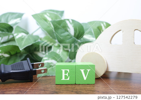 EVと電源プラグ 電気自動車と環境配慮を表現したエコイメージ EVと電源プラグ 電気自動車と環境配慮を表現したエコイメージ 127542279