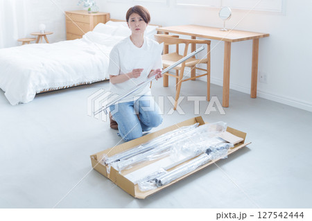 家具の組み立てが苦手な女性 127542444