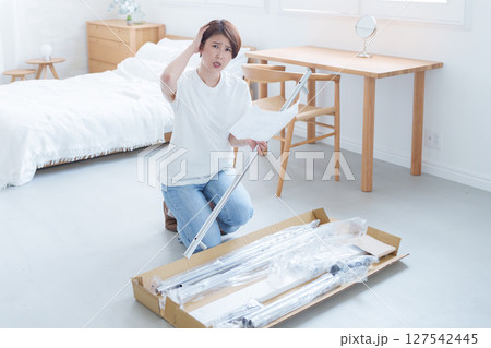 家具の組み立てが苦手な女性 家具の組み立てが苦手な女性 127542445