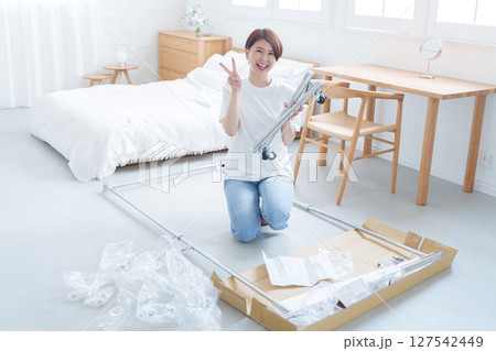 家具の組み立てを頑張る女性 家具の組み立てを頑張る女性 127542449