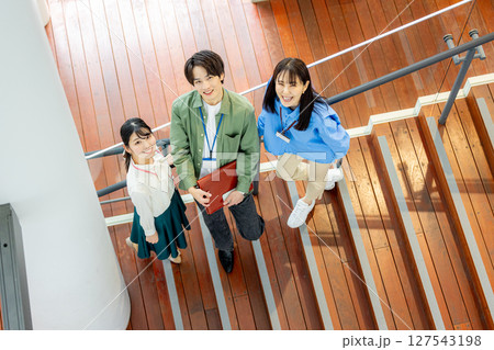 階段にいるビジネスマンの男女 127543198