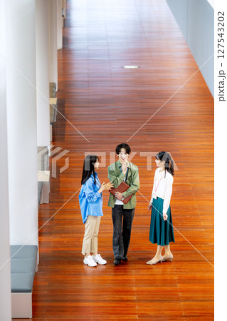 廊下を歩くビジネスシーン 127543202