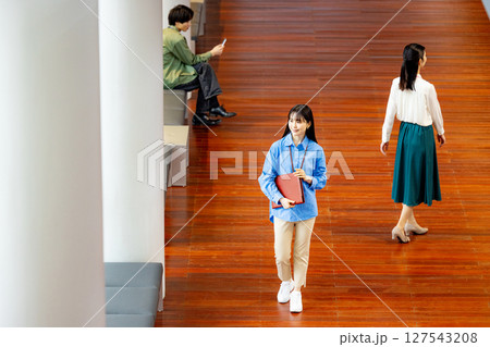 廊下を歩くビジネスウーマン 127543208
