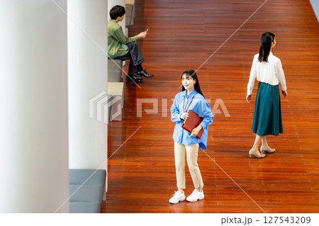 廊下を歩くビジネスウーマン 廊下を歩くビジネスウーマン 127543209