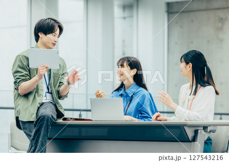 オフィスの若いエンジニア オフィスの若いエンジニア 127543216