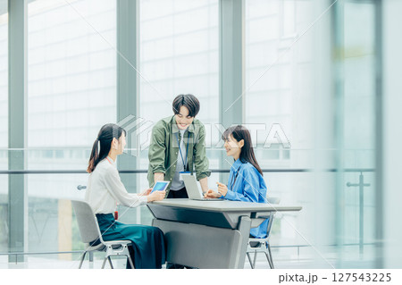 オフィスの若いエンジニア オフィスの若いエンジニア 127543225