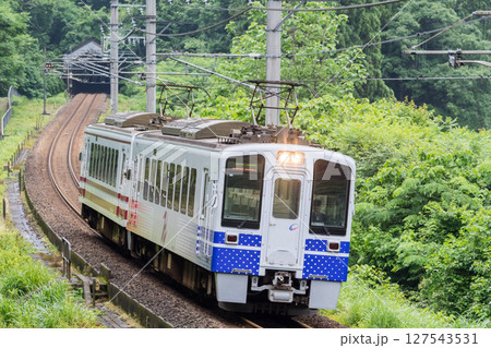 【ほくほく線】大池いこいの森駅へ向かう普通列車 127543531