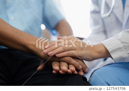 Doctors or nurses hold hands of elderly patients to support and soothe Doctors or nurses hold hands of elderly patients to support and soothe 127543706
