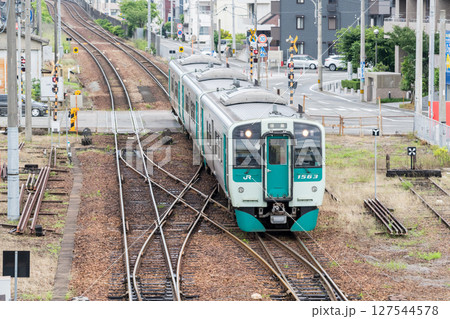 【高徳線】高架区間を下り徳島駅へ向かう普通列車 127544578