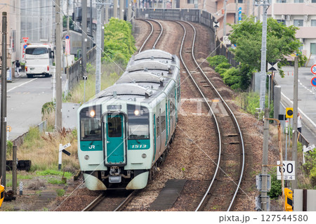 【徳島線】高架区間を下り徳島駅へ向かう普通列車 【徳島線】高架区間を下り徳島駅へ向かう普通列車 127544580