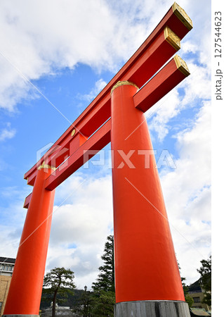 京都　平安神宮　大鳥居 127544623