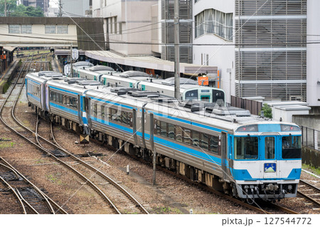 【徳島線】徳島駅へ到着する特急剣山 【徳島線】徳島駅へ到着する特急剣山 127544772