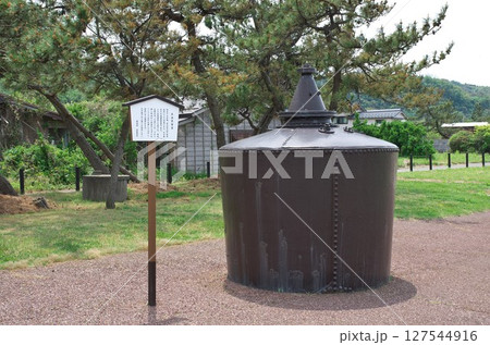 新潟県出雲崎町:石油産業発祥地記念公園/石油蒸留室 新潟県出雲崎町:石油産業発祥地記念公園/石油蒸留室 127544916